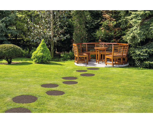 Garten mit Rasenfläche, Trittplatten und Sitzgruppe aus Holz