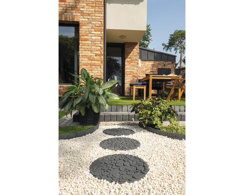 Chemin de jardin avec des pas japonais ronds et du gravier décoratif devant une maison