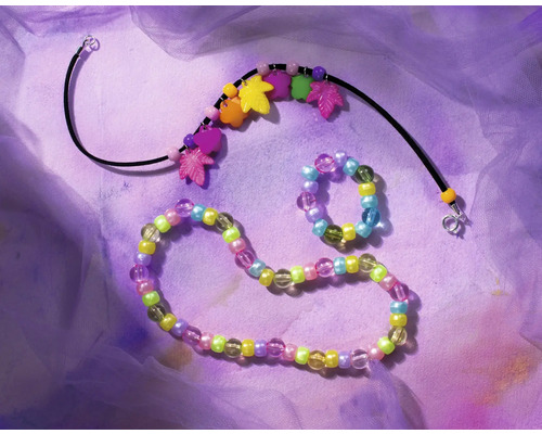 Ensemble collier, bracelet et bague avec perles et pendentifs multicolores