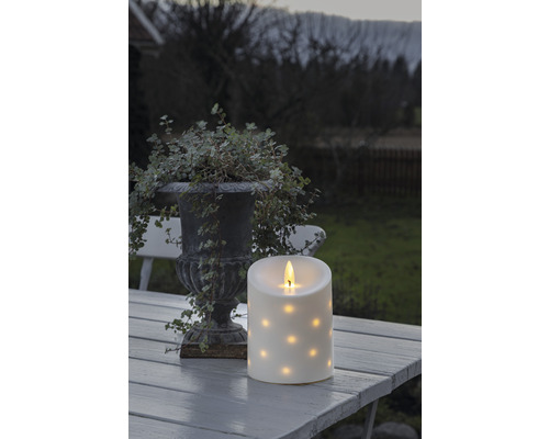 Bougie LED décorative à motifs à points sur une table à l''extérieur