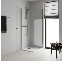 Salle de bain avec cabine de douche, douche et fenêtre avec store enrouleur