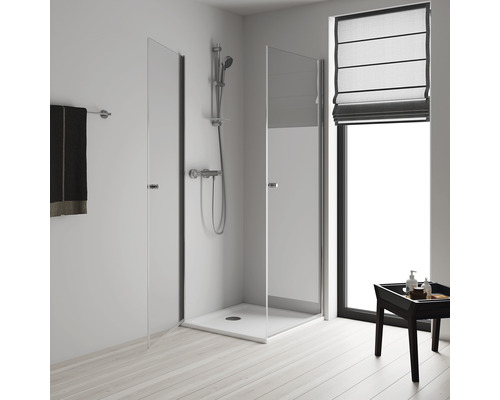 Salle de bain avec cabine de douche, douche et fenêtre avec store enrouleur