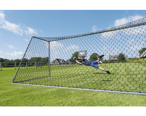 Fussballtor mit Person beim Ballfangen im Aussenbereich