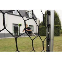 Fußballtornetz mit Fußballspieler im Hintergrund