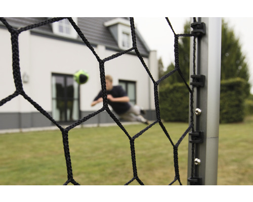 Fußballtornetz mit Fußballspieler im Hintergrund