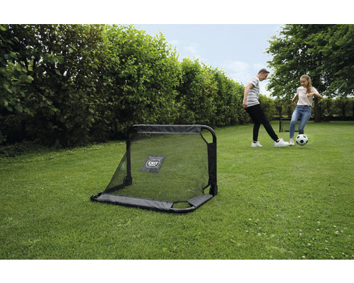 Fussballtor mit zwei Jugendlichen auf Rasen