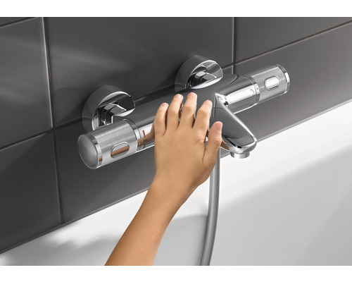 Mitigeur thermostatique apparent pour douche avec une main d''enfant