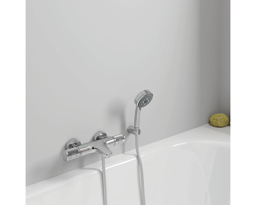 Robinet de baignoire avec douchette dans la salle de bain
