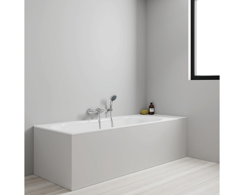 Salle de bains avec baignoire, robinetterie et produits de soins