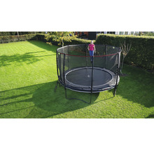 Trampoline de jardin rond avec filet de sécurité sur une pelouse