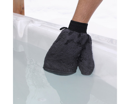 Personne tenant un gant de bain dans l''eau