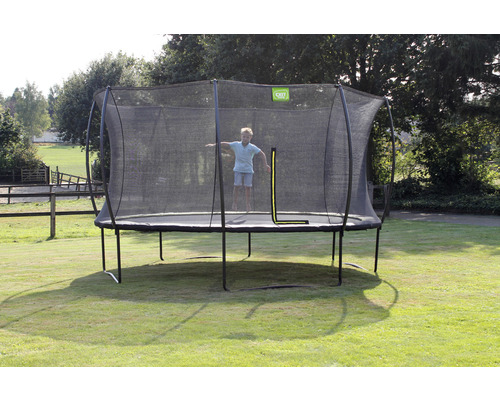 Rechteckiges Gartentrampolin mit Sicherheitsnetz und springendem Kind