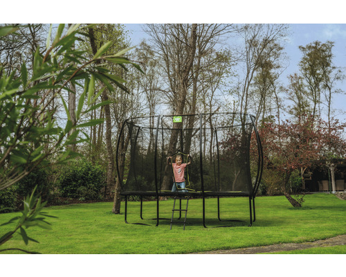 Kind auf einem Gartentrampolin mit Sicherheitsnetz und Leiter