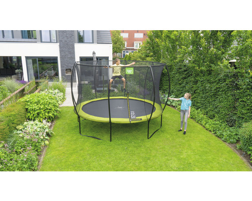 Trampoline de jardin rond avec filet de sécurité dans le jardin avec deux enfants
