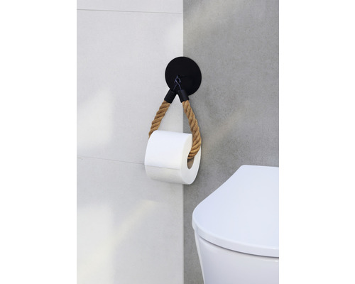 Porte-papier toilette en corde dans une salle de bain à côté d''une toilette