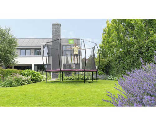 Rechteckiges Gartentrampolin mit Sicherheitsnetz und springendem Kind im Garten