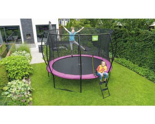 Rundes Gartentrampolin mit Sicherheitsnetz und zwei Kindern im Garten