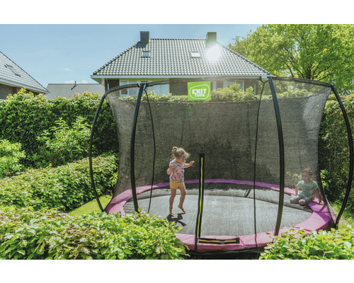 Aire de jeux avec deux enfants sur un trampoline avec filet de sécurité dans le jardin