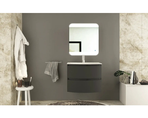 Modernes Badezimmer mit Waschbeckenunterschrank und beleuchtetem Spiegel