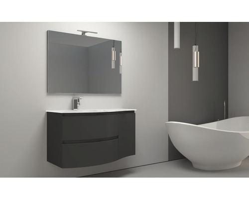 Salle de bain moderne avec lavabo, miroir et baignoire autoportante