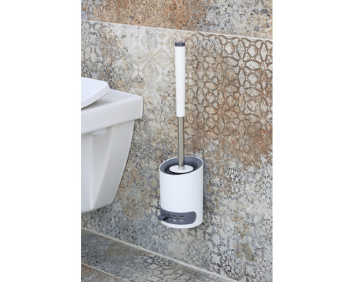 Wandmontierte WC-Garnitur neben Toilette