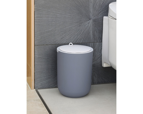 Grauer Kosmetikmülleimer mit Deckel im Badezimmer