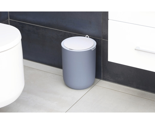 Grauer Treteimer mit Deckel im Badezimmer