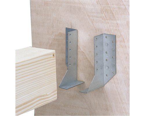 Deux équerres d''angle en métal pour assemblage de bois