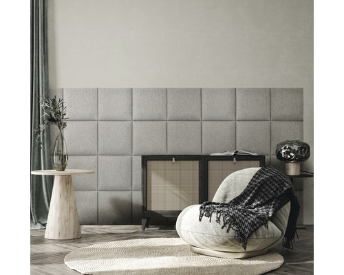 Coussin mural Salva gris clair aspect tissé 30 x 30 cm Salon avec revêtement mural gris en panneaux de tissu, fauteuil, commode et table d''appoint