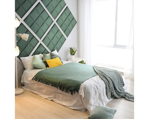 Wandkissen Kingston salbeigrün dunkel Samt-Optik 30 x 30 cm Schlafzimmer mit Bett, Kissen, Tagesdecke und Wandpaneelen