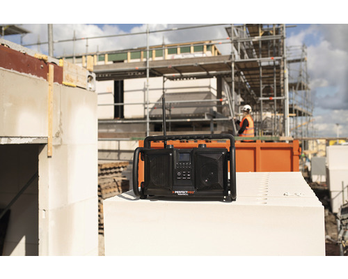Radio de chantier de la marque Perfectpro devant un chantier