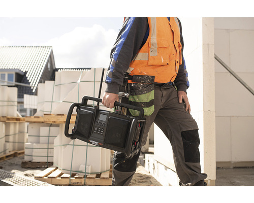Un ouvrier du bâtiment porte une radio de chantier de marque Perfectpro.