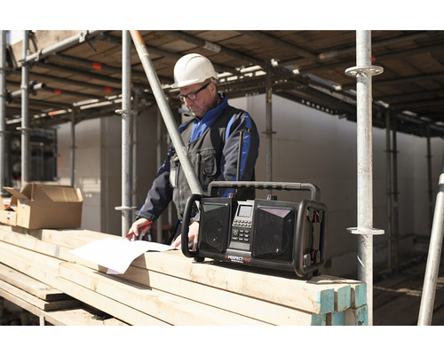 Radio de chantier avec ouvrier du bâtiment sur un chantier