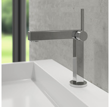 Robinet de lavabo en métal sur un lavabo