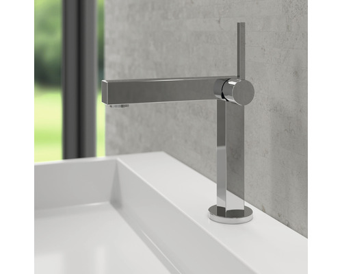 Robinet de lavabo en métal sur un lavabo