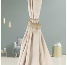 Dekorativer Vorhang mit passendem Raffhalter im Wohnzimmer.