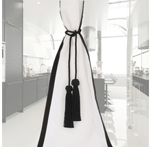 Gardine mit Quasten vor einer Küche