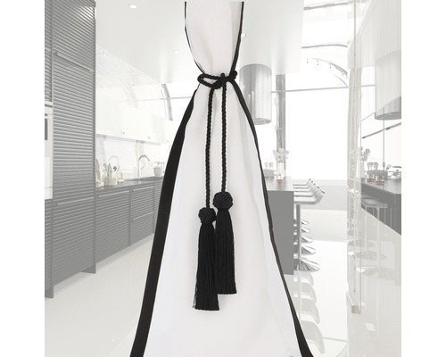 Gardine mit Quasten vor einer Küche