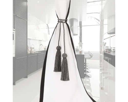 Vorhang mit dekorativer Quaste in einer modernen Küche