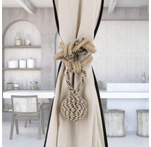 Dekorative Vorhanghalterung aus Seil mit Kugeldetail vor einem Küchenhintergrund.