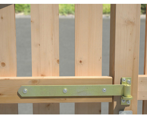 Detailansicht eines Gartentors mit Beschlag