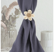 Embrasse de rideau décorative en forme de fleur de jute sur un rideau