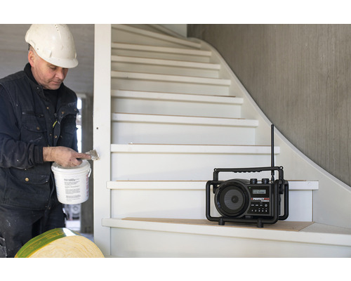 "Artisan peignant un escalier 