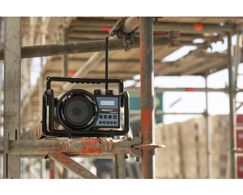 Radio de chantier sur un échafaudage