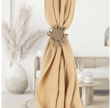 Rideau décoratif avec embrasse à fleurs dans un salon lumineux