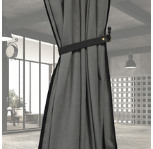 Rideau décoratif avec support dans un espace de vie moderne.