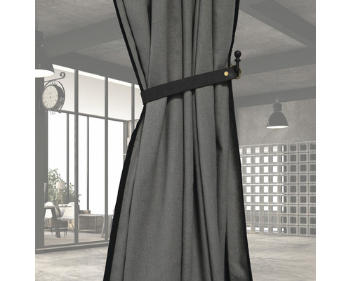 Rideau décoratif avec support dans un espace de vie moderne.