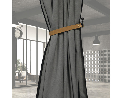 Rideau gris avec bande de cuir marron dans une pièce.