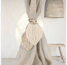 Dekorative Gardinen mit Blatt-Raffhalter und geflochtener Lampe