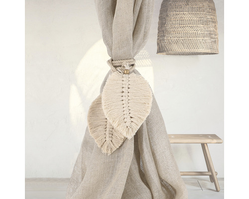 Dekorative Gardinen mit Blatt-Raffhalter und geflochtener Lampe